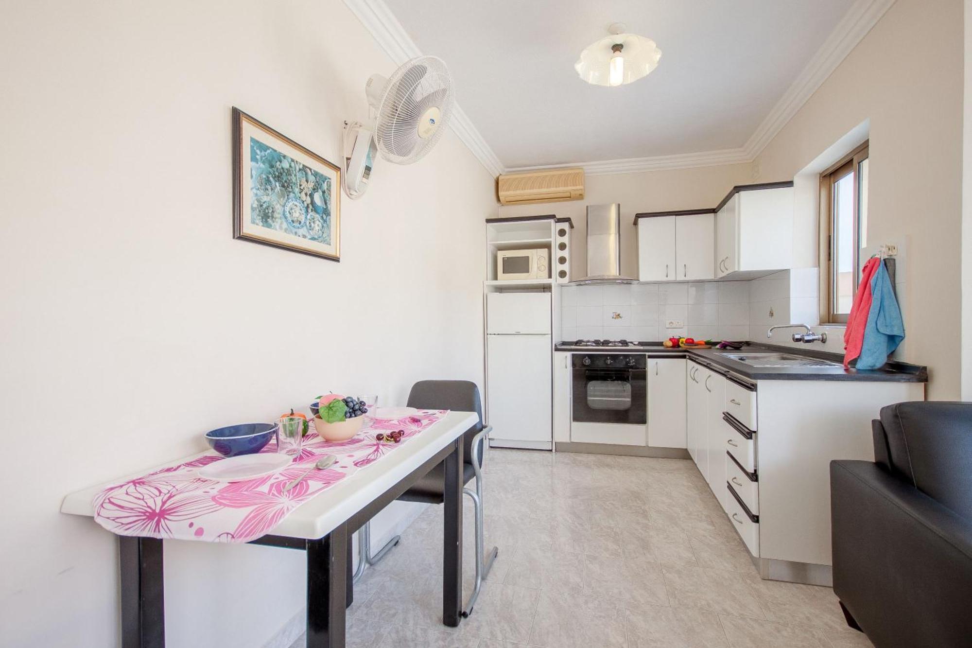 Pool & Sea Merill Apartments Меллиеха Номер фото