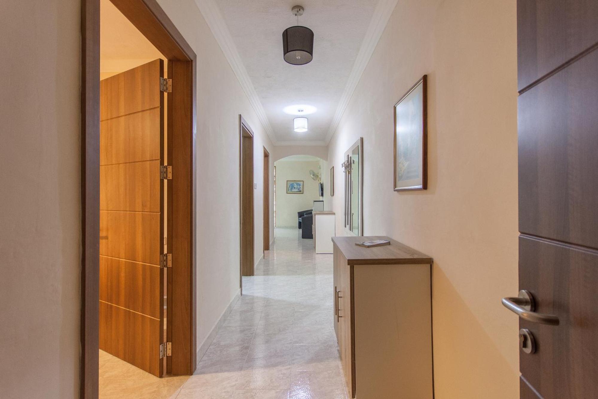 Pool & Sea Merill Apartments Меллиеха Номер фото